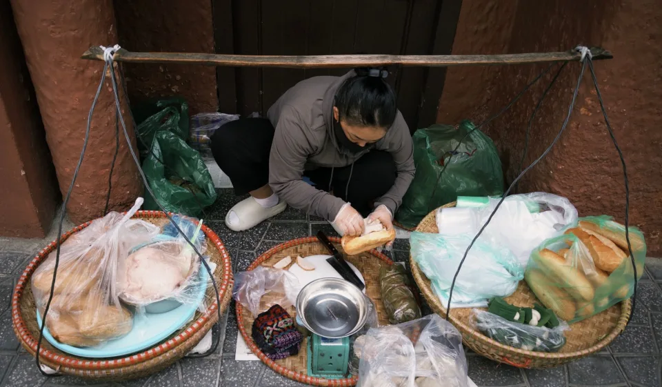 Cà phê đen đá — pha phin nhỏ giọt — trước